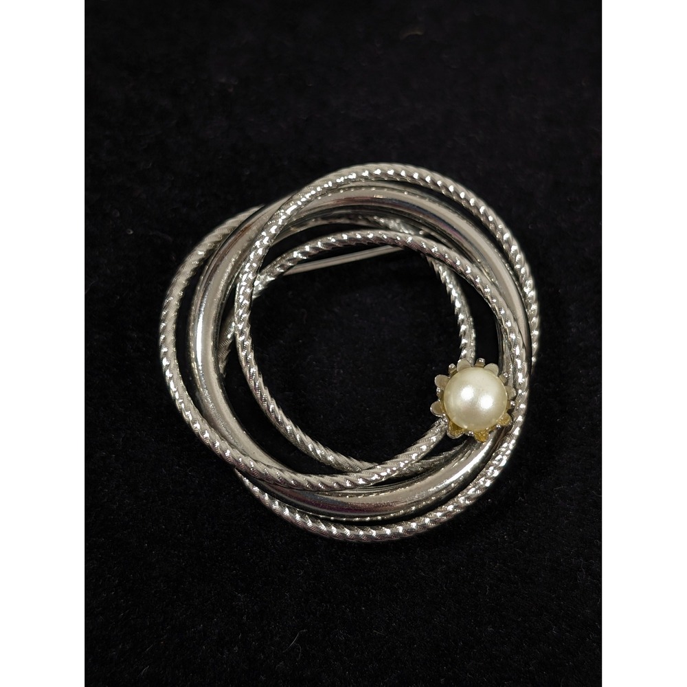 Vintage Silver Tone Interlocking Circle Brooch‎ Textured Faux Pearl Pin